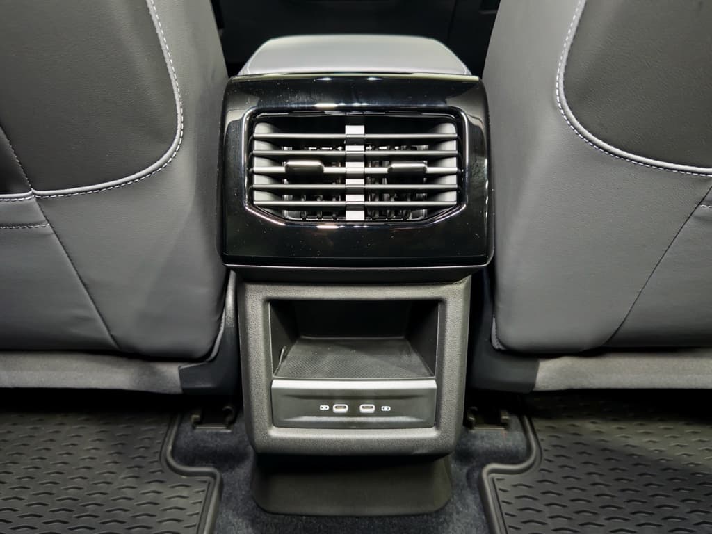 2025 Volkswagen ID.4 view 20