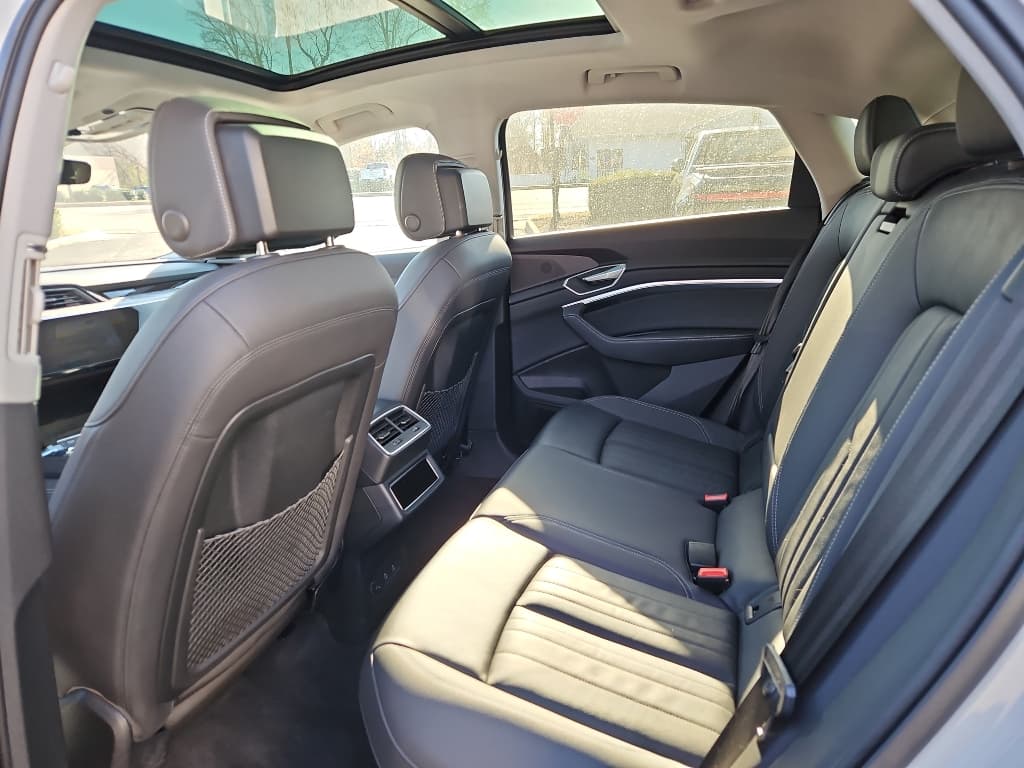 2022 Audi e-tron Sportback view 6