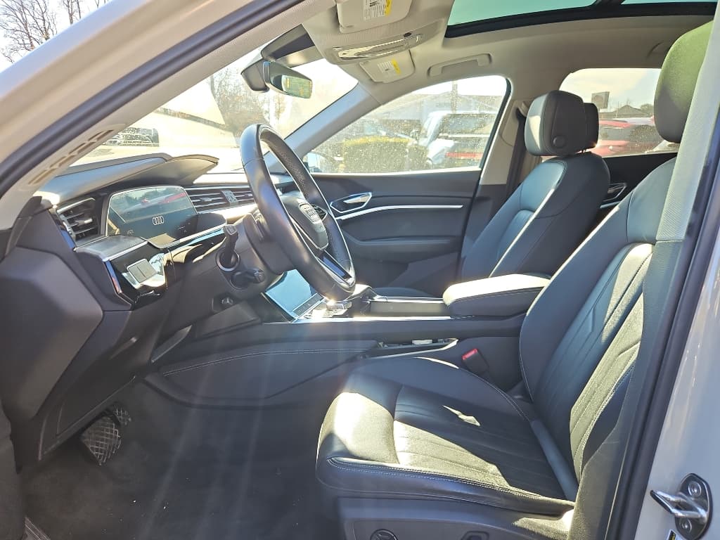 2022 Audi e-tron Sportback view 5