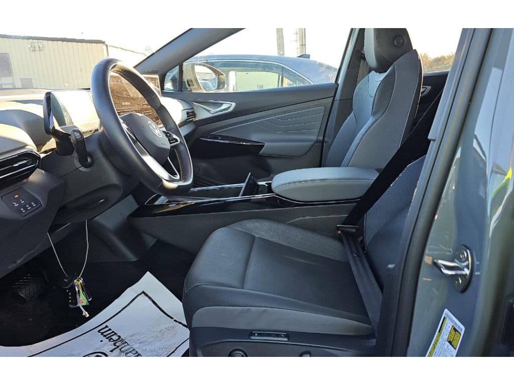 2024 Volkswagen ID.4 view 5