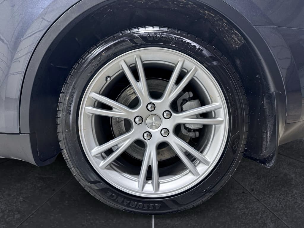 2023 Tesla Model Y view 31