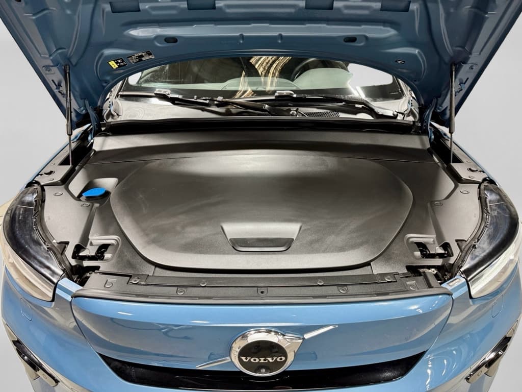 2023 Volvo XC40 view 25
