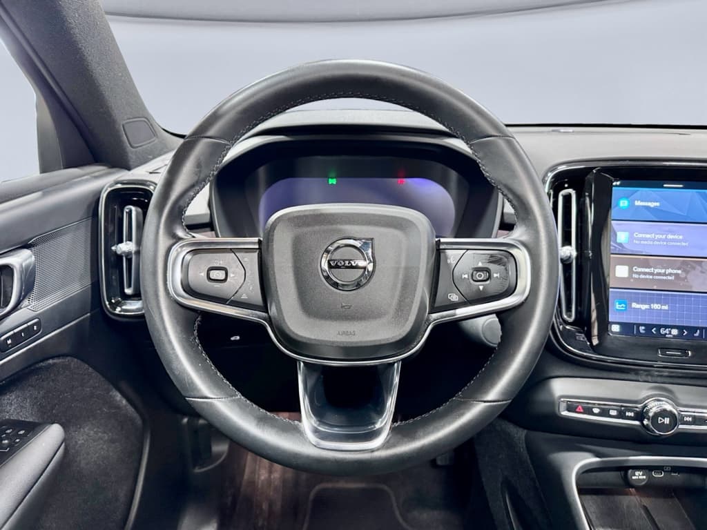2023 Volvo XC40 view 8