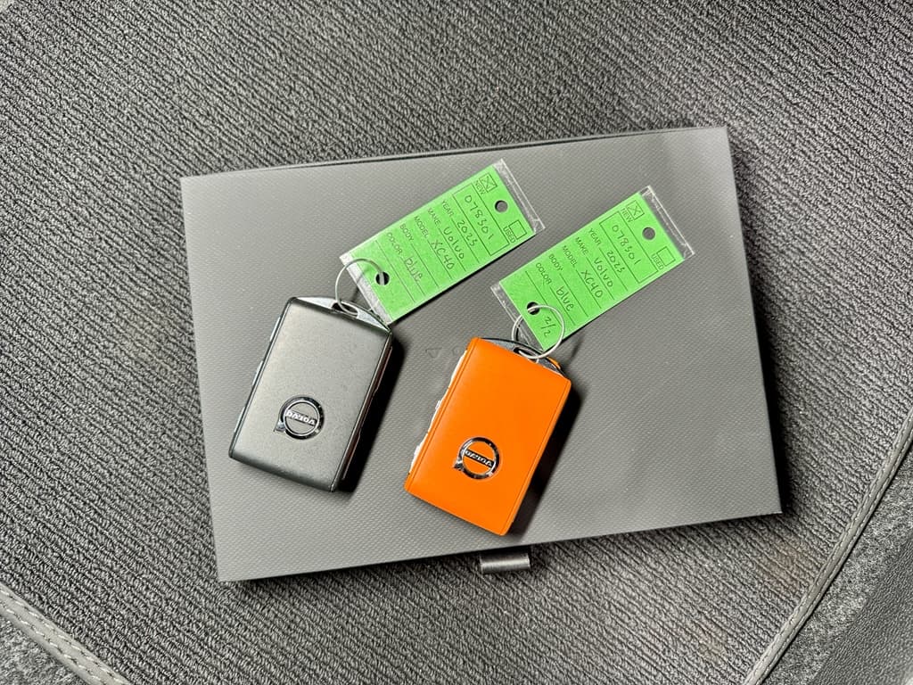 2023 Volvo XC40 view 23