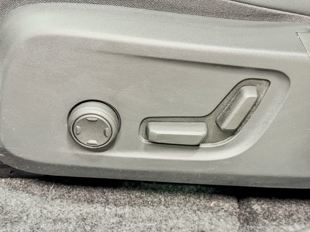 2023 Volvo XC40 view 7