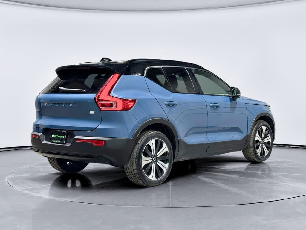 2023 Volvo XC40 view 3