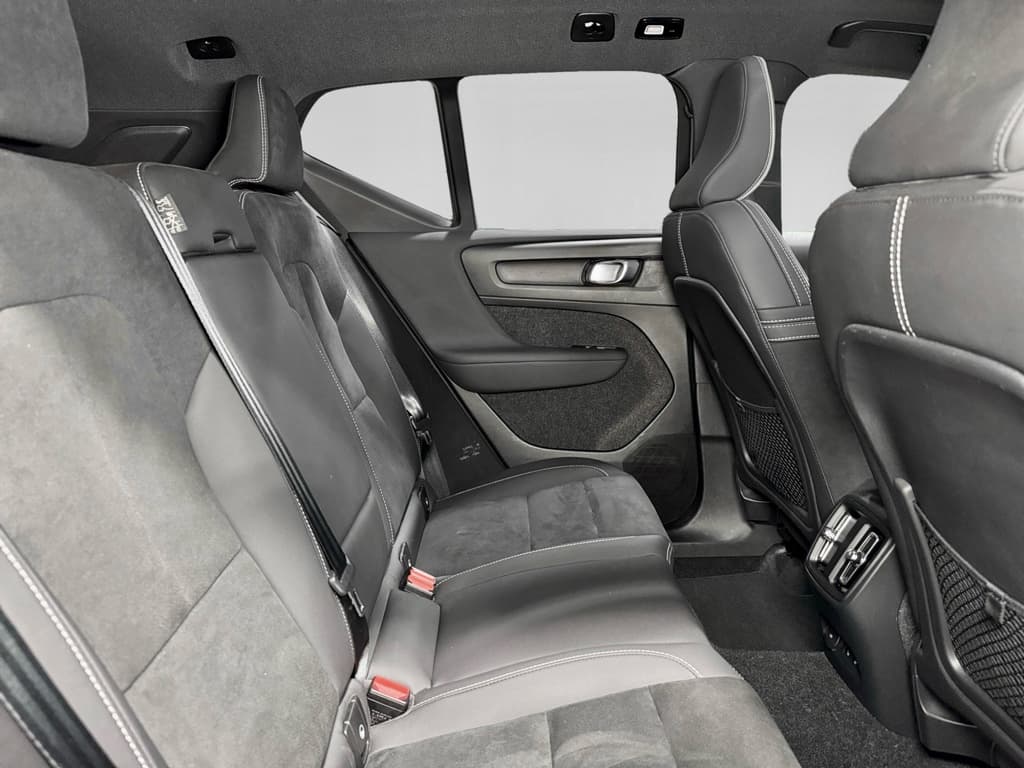 2023 Volvo XC40 view 22