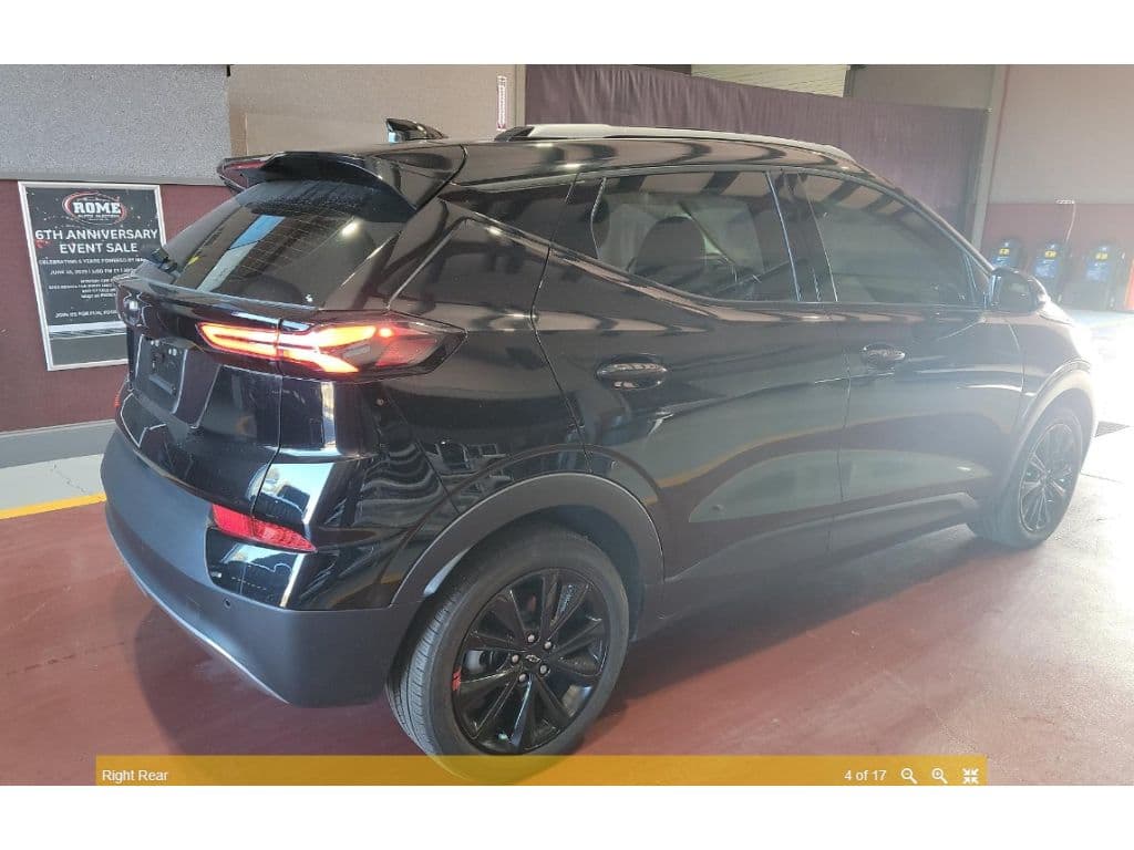 2023 Chevrolet Bolt EUV view 3