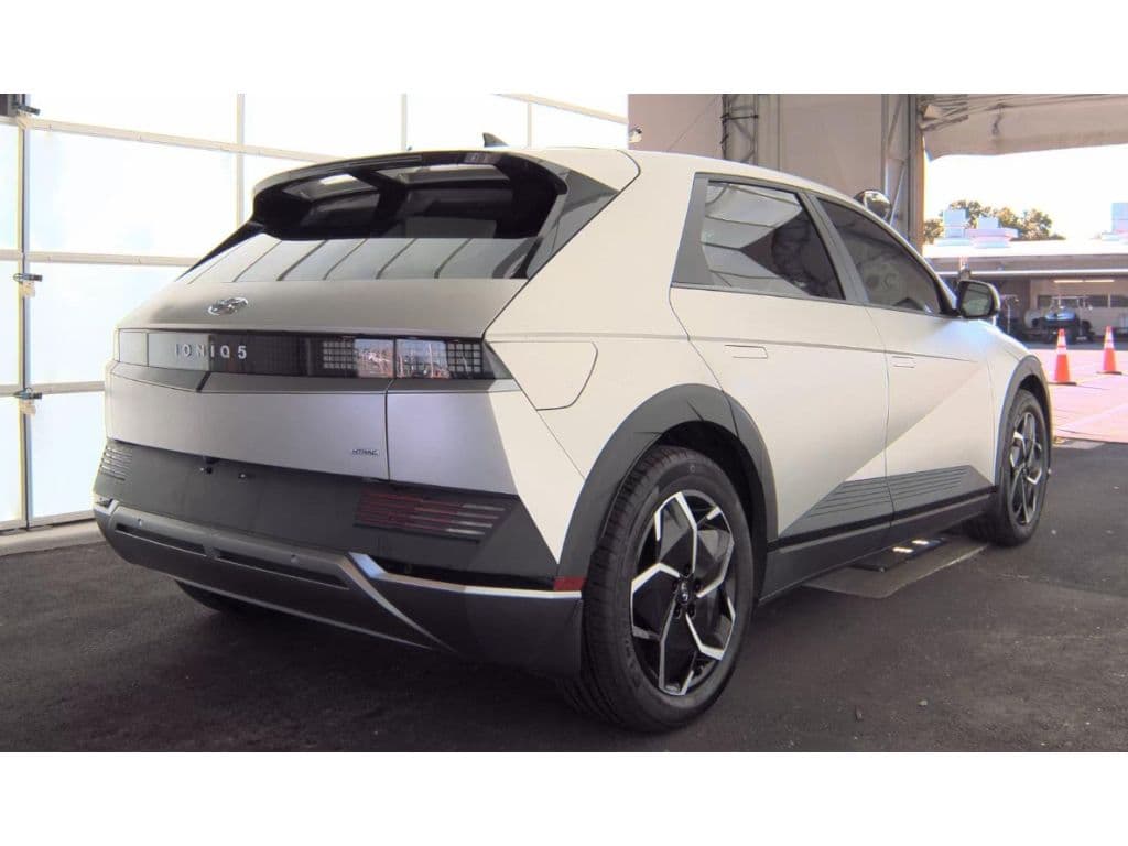 2023 Hyundai IONIQ 5 view 3