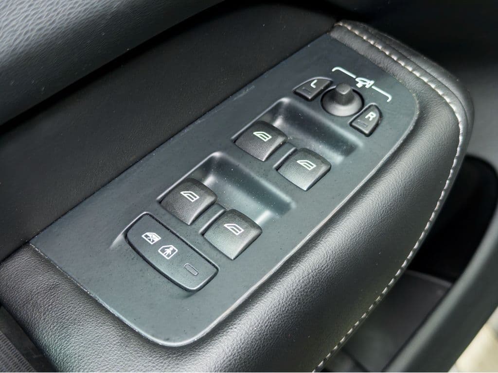 2023 Volvo XC60 view 8