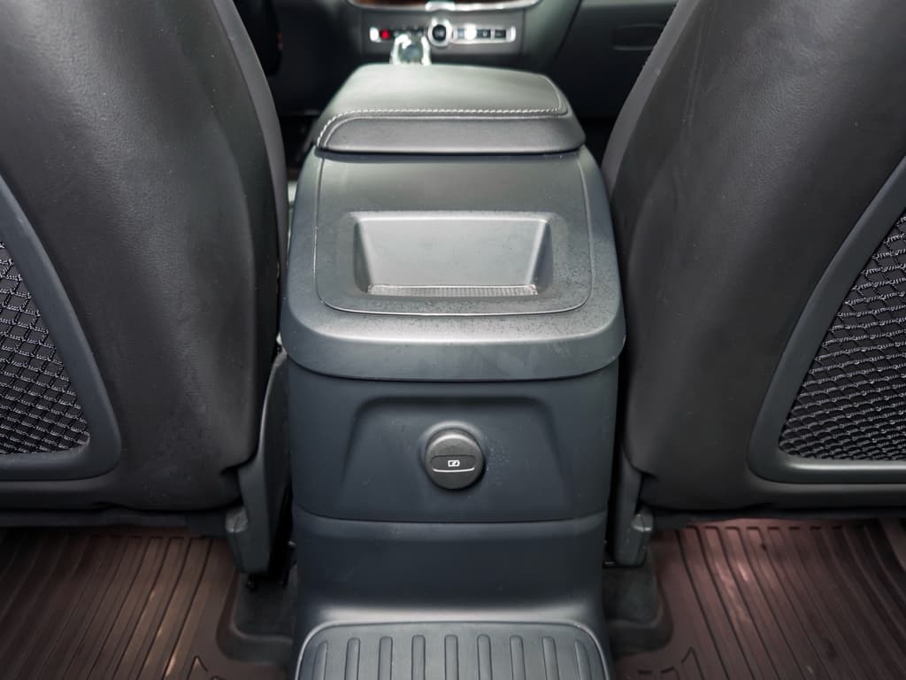 2023 Volvo XC60 view 23