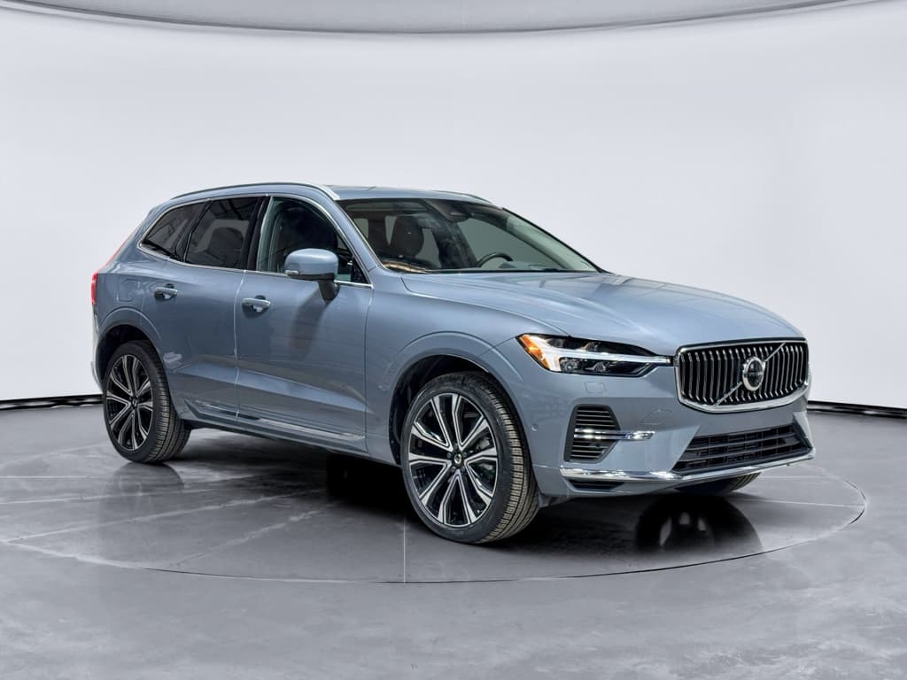 2023 Volvo XC60 view 4