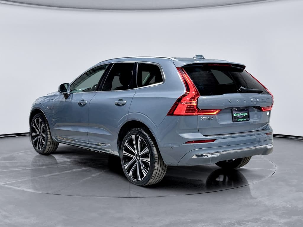 2023 Volvo XC60 view 2