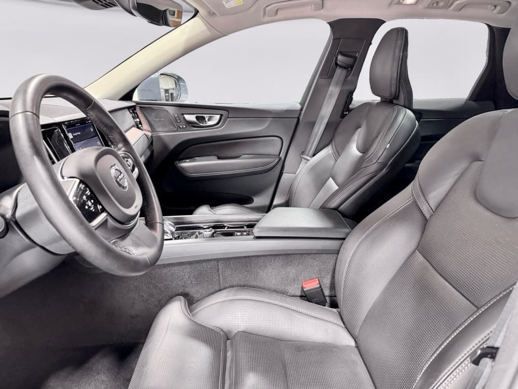 2023 Volvo XC60 view 19