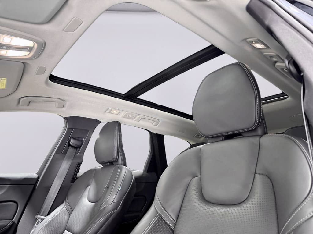 2023 Volvo XC60 view 26