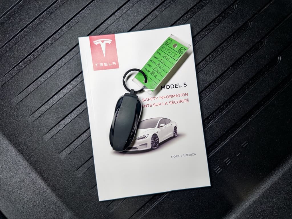 2022 Tesla Model S view 22