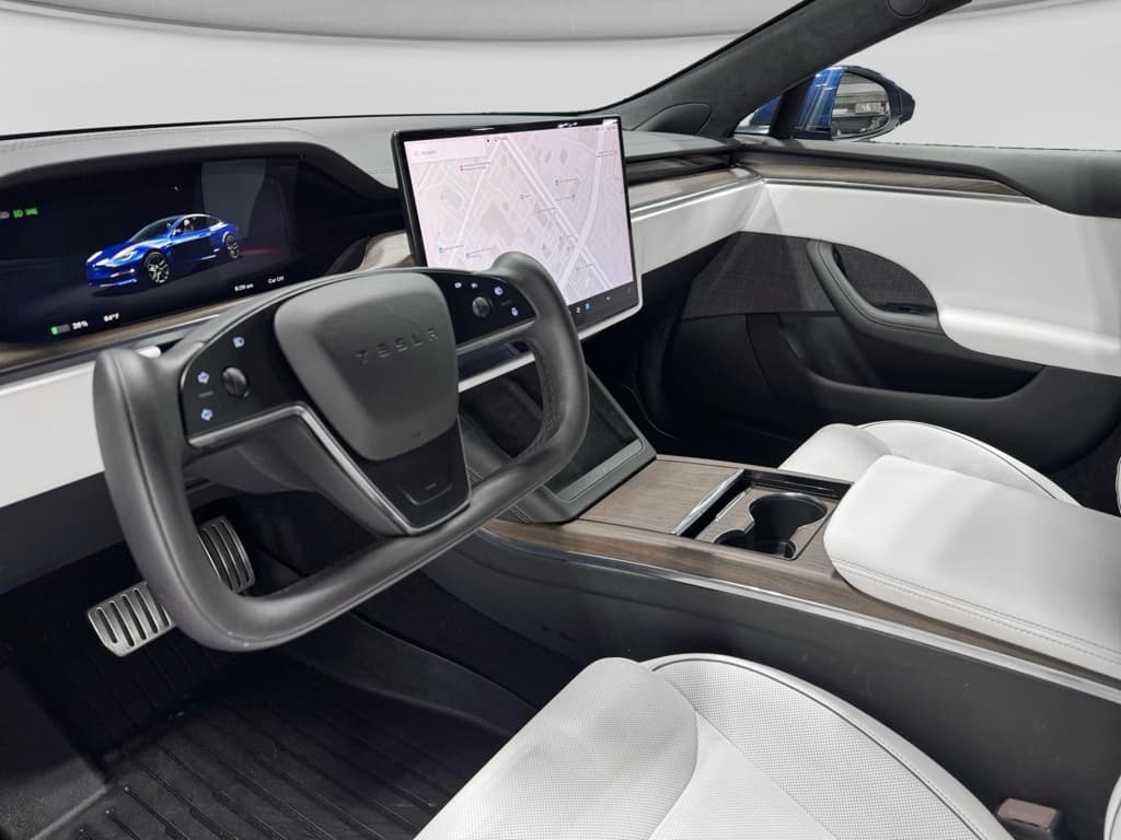 2022 Tesla Model S view 17