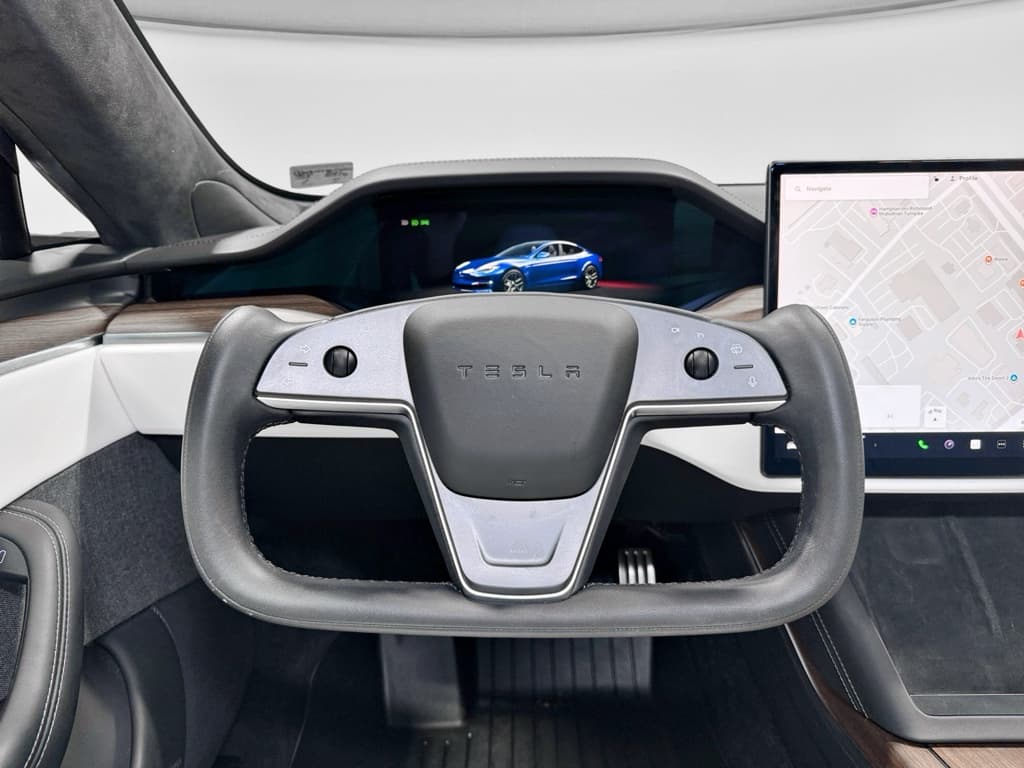 2022 Tesla Model S view 7