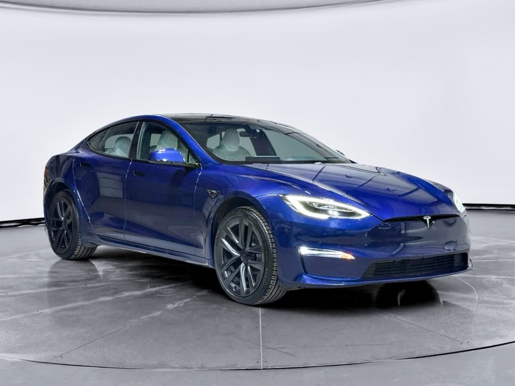 2022 Tesla Model S view 4