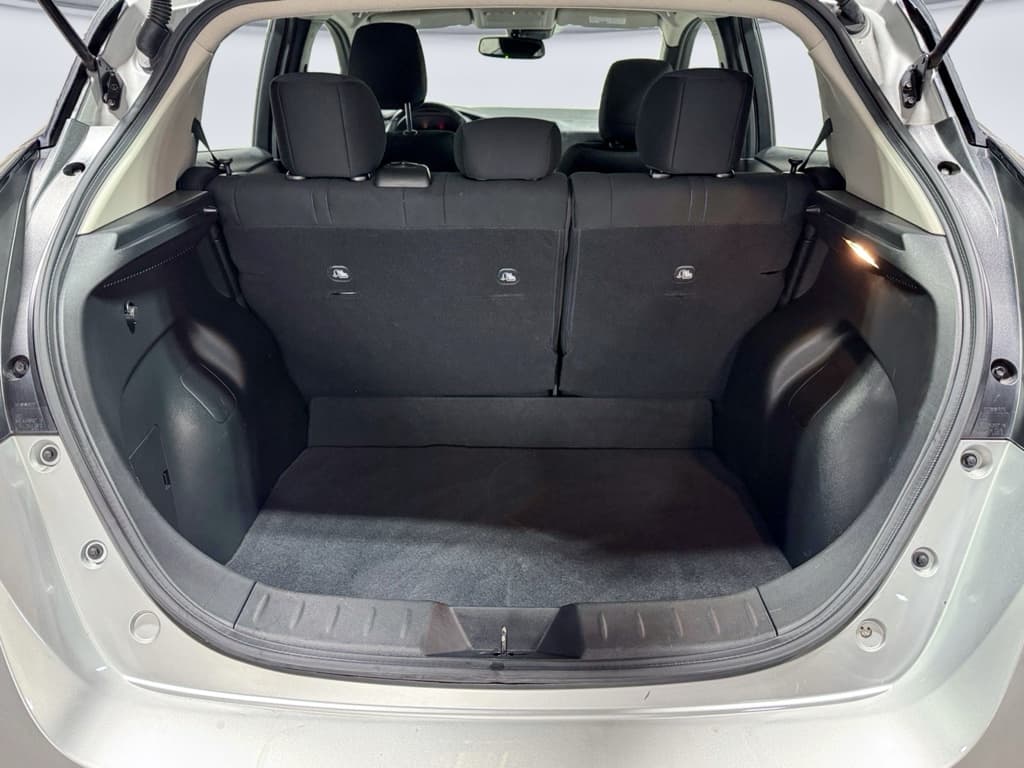 2021 Nissan LEAF view 25