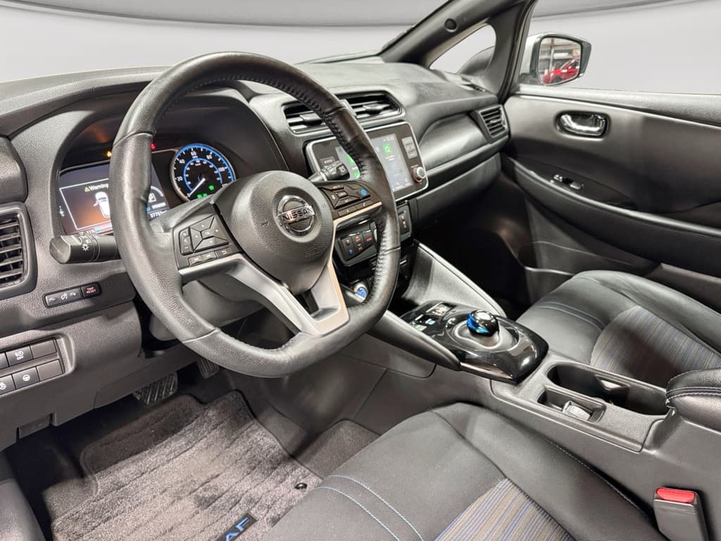2021 Nissan LEAF view 18