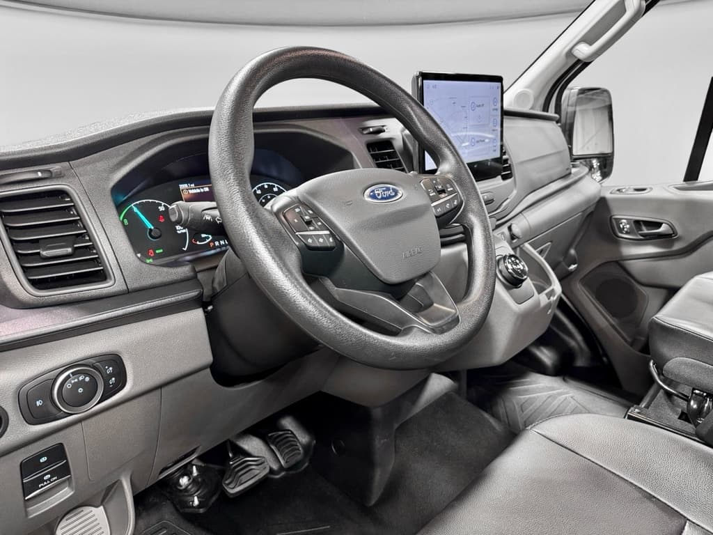 2023 Ford E-Transit view 19