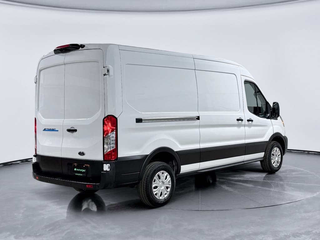 2023 Ford E-Transit view 3