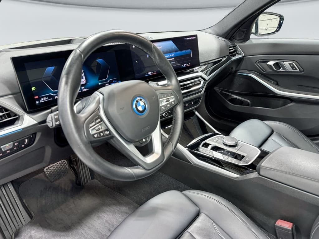 2023 BMW 3 series view 19